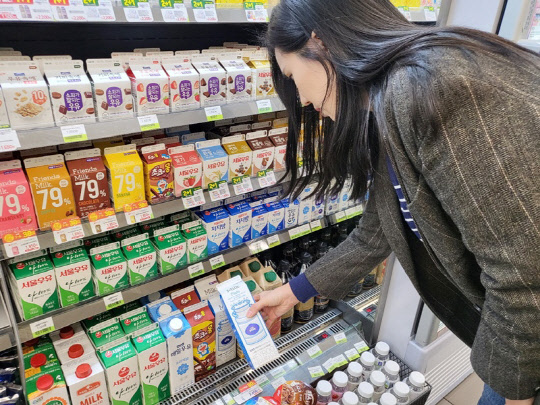 고객이 CU 매장에서 우유 제품을 고르고 있다. <CU 제공>